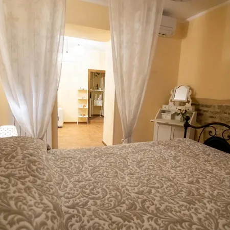 Nel Vicolo Dei Baci - Al Bacio Daire *